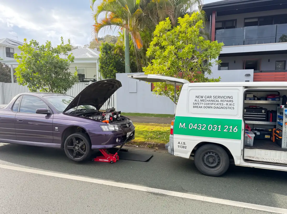 Movin Mobile van beside a car with its bonnet open
